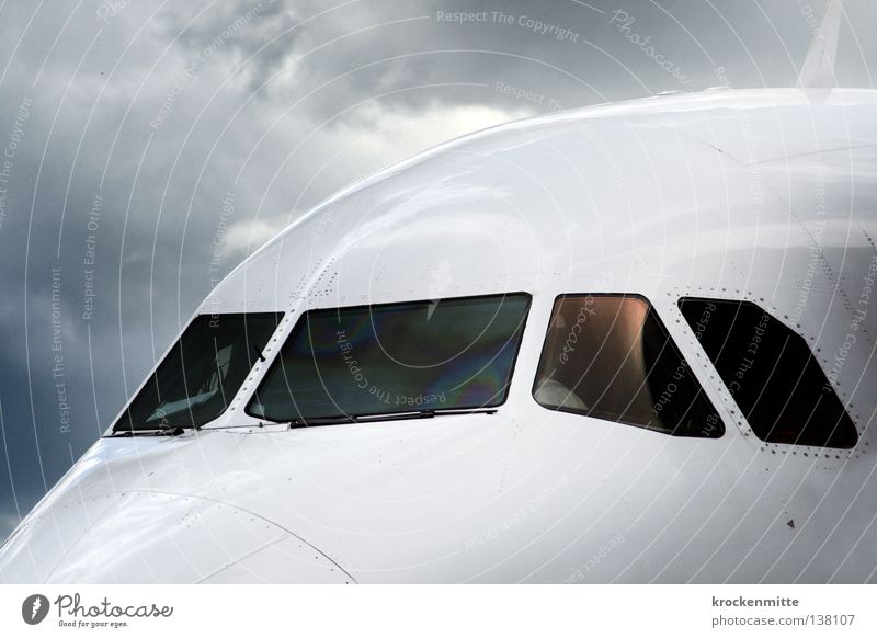 erbitten Starterlaubnis Ferien & Urlaub & Reisen Flugzeug Cockpit Fenster Wolken fliegen Reflexion & Spiegelung schlechtes Wetter Regen Verspätung Pilot