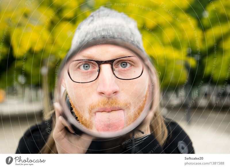 Spiegelbild Mensch maskulin Gesicht Zunge 2 18-30 Jahre Jugendliche Erwachsene Brille Mütze Freude Bart Wald Park Baum Herbst herbstlich Fotografie Farbfoto