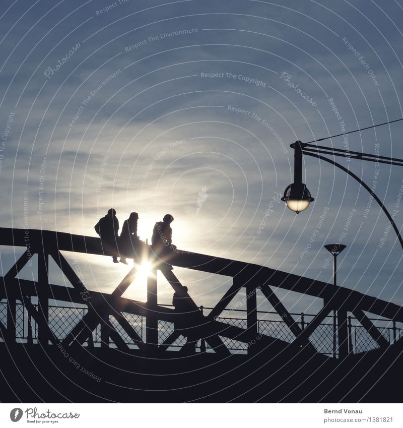 FR Mensch 3 18-30 Jahre Jugendliche Erwachsene sitzen Brücke Freiburg im Breisgau Stahl Sonne Erholung Lampe Zaun Himmel blau schwarz genießen Aussicht Mut