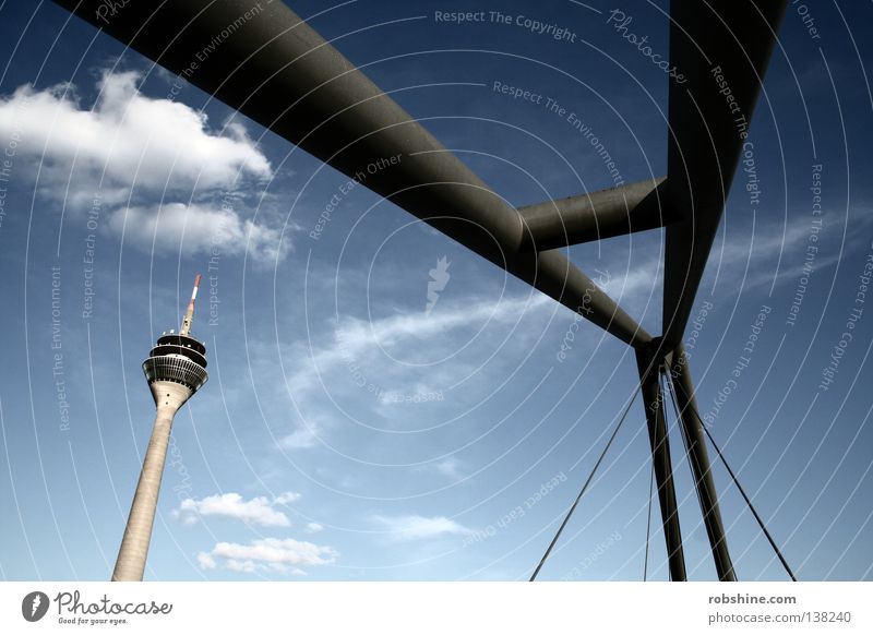 Skuril subtil Rheinturm Wolken abstrakt Stahl Wahrzeichen Denkmal Düsseldorf Himmel Perspektive Brücke Turm Klarheit Strukturen & Formen Deutschland Medienhafen