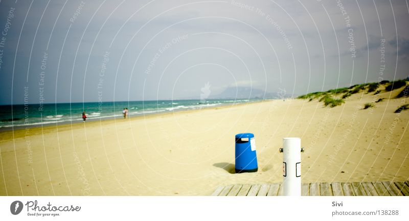 The Beach Strand Meer grün gelb Müllbehälter Sommer blau verschommen vertäumt