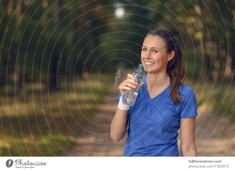 Geeignete junge Frau, die Tafelwasser trinkt Getränk trinken Lifestyle Glück Körper Gesicht Wellness Sommer Sport Mädchen Erwachsene 1 Mensch 13-18 Jahre