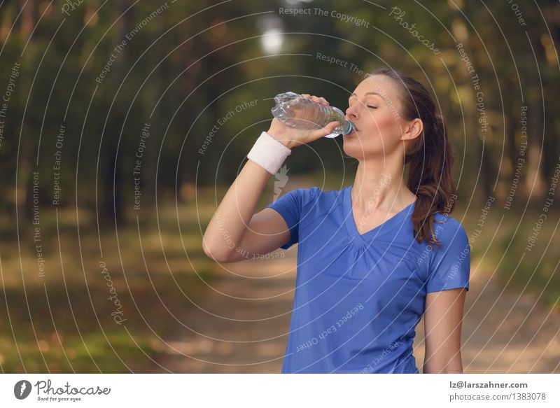 Geeignete junge Frau, die Tafelwasser trinkt Getränk trinken Lifestyle Glück Körper Gesicht Wellness Sommer Sport Mädchen Erwachsene 1 Mensch 13-18 Jahre