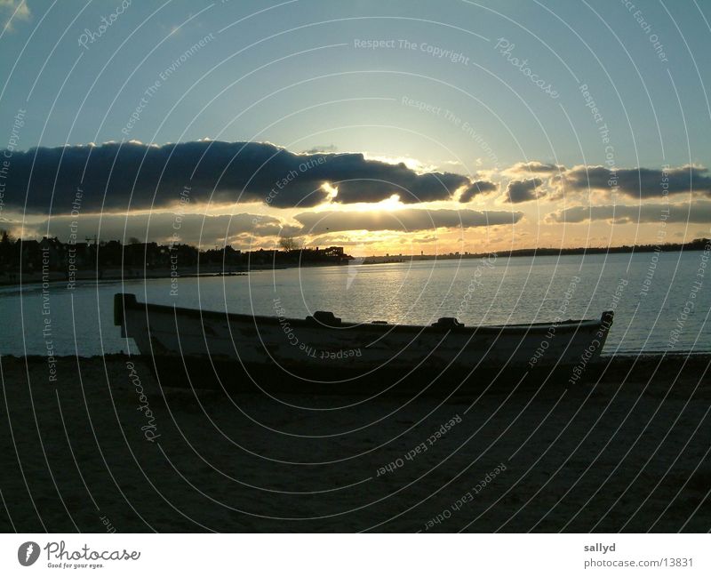 sonnenuntergang Wasserfahrzeug Sonnenuntergang Wolken Kiel Himmel Außenaufnahme Menschenleer 1 Gegenlicht