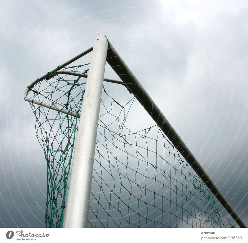 0:1 Wolken schwarz Loch Spielen Sport Freizeit & Hobby Ballsport Fußball Tor >Netz Pfosten Wetter Dreiangel Außenaufnahme
