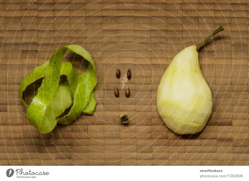 Einzelteile einer Birne angeordnet auf einem Holzbrett Lebensmittel Frucht Ernährung Vegetarische Ernährung Diät Gesundheit Basteln heimwerken Pflanze bauen