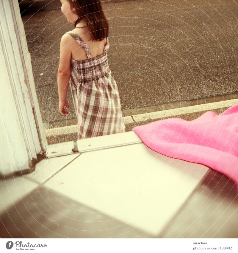 geh nicht auf die strasse .. Eingang Bürgersteig Kind Mädchen Verkehr Verkehrssicherheit gefährlich Bordsteinkante Türrahmen Kleid rosa Bodenbelag fließen