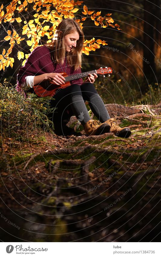 Kylee mit Ukulele IV harmonisch Wohlgefühl Zufriedenheit Erholung ruhig Meditation Junge Frau Jugendliche Kunst Künstler Musik Musik hören Konzert Gitarre