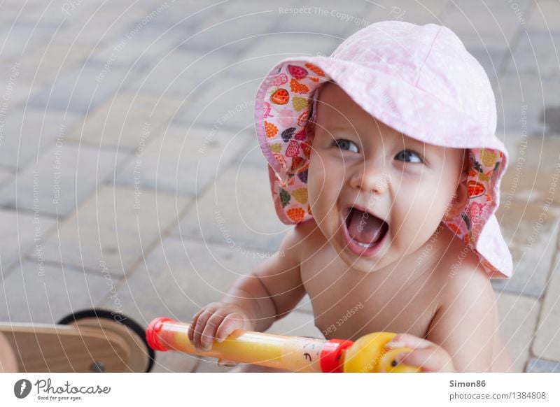 Hier bin ich! Mensch feminin Kind Kleinkind Mädchen 1 0-12 Monate Baby Lächeln lachen frech Fröhlichkeit klein Gefühle Stimmung Freude Glück Zufriedenheit