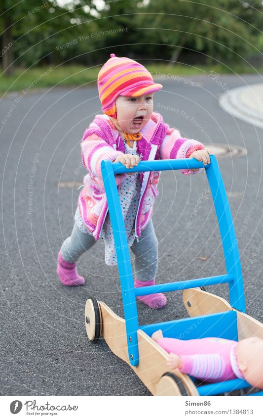 Weg da.....! Mensch feminin Baby Kleinkind Mädchen 1 0-12 Monate laufen schreien sportlich Gefühle Stimmung Puppe Laufwagen Straße Farbfoto Außenaufnahme