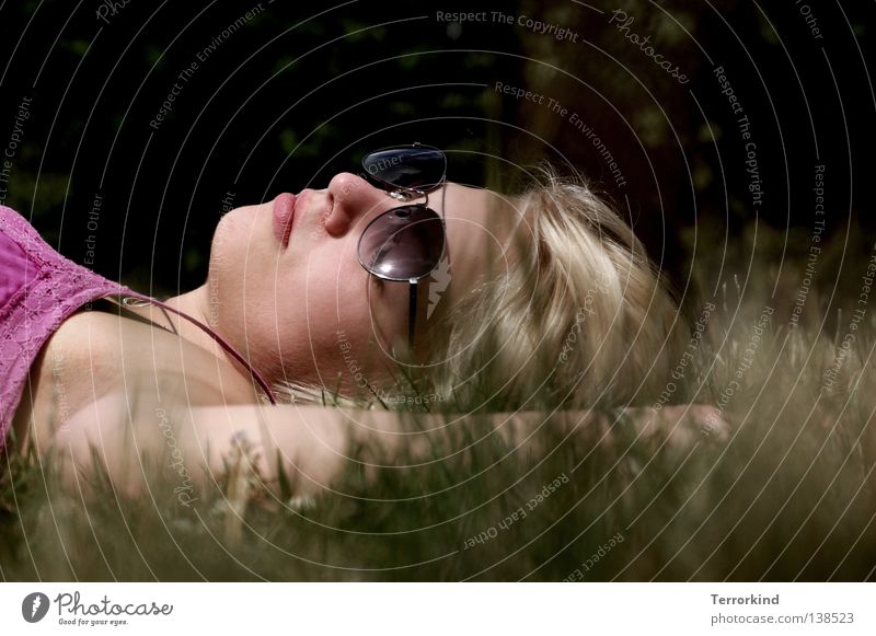 jetzt.bist.du.mir.egal. Wäsche Sonnenstrahlen verstrahlt Sommer Palme Gras Wiese Park Gärtner geschlossene Augen träumen Brille Sonnenbrille Kleid Frau
