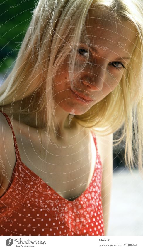Sommer Farbfoto Außenaufnahme Porträt Blick Freude Haare & Frisuren Gesicht Junge Frau Jugendliche Erwachsene Auge Kleid blond lachen rot Frühlingsgefühle