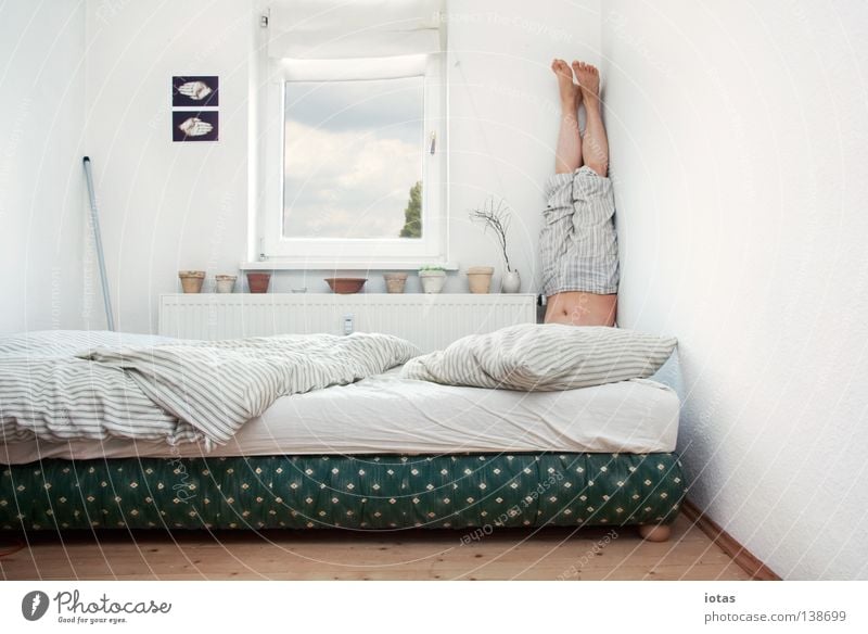 Ä Raum Kopfstand stehen Schlafzimmer Bett schlafen Wohnung Yoga Meditation ruhig Mann maskulin Freude Ecke lustig schalfanzug außergewöhnlich