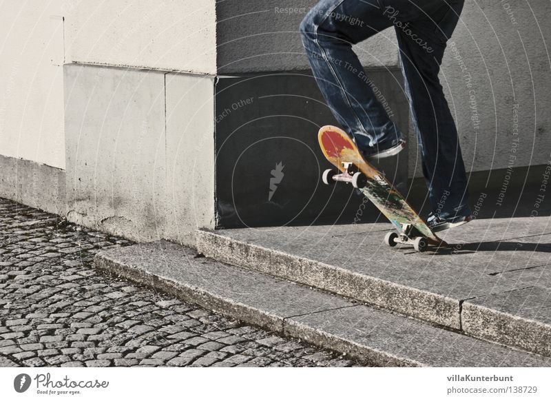 Vor dem Sprung grau Freizeit & Hobby springen Farbfleck Skateboarding Beine Board Ecke Treppe Jeanshose Kopfsteinpflaster