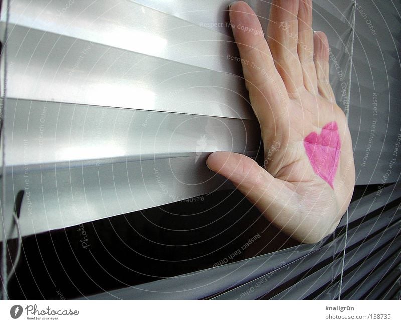 Hand aufs Herz rosa gemalt Jalousie Licht grau Lippenstift Symbole & Metaphern Liebe Frau Freude Lamelle hell Reflexion & Spiegelung silber Durchgesteckt