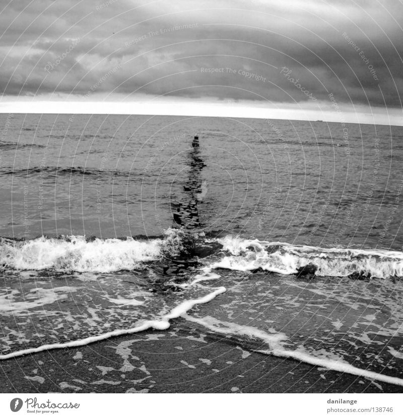 Ostseewetter Meer Strand Jahreszeiten Sturm Stimmung Wolken dunkel grau Ferne Schwarzweißfoto Himmel Küste Wetter Ostseeküste Natur Freiheit