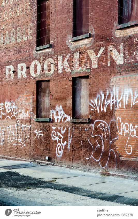 BK Brooklyn New York City USA Fabrik Mauer Wand Stein Schriftzeichen trendy Stadt Graffiti Farbfoto Außenaufnahme Textfreiraum unten