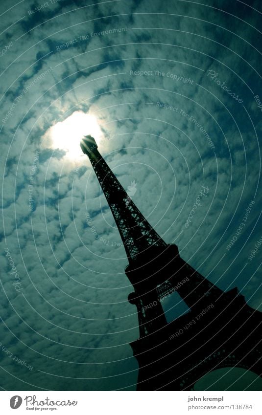mars attacks! Licht Wolken Tour d'Eiffel Frankreich Kunst Dorn Rundfunksender Fernsehsender Wahrzeichen Denkmal Paris Himmel Sonne Lichterscheinung Turm UFO