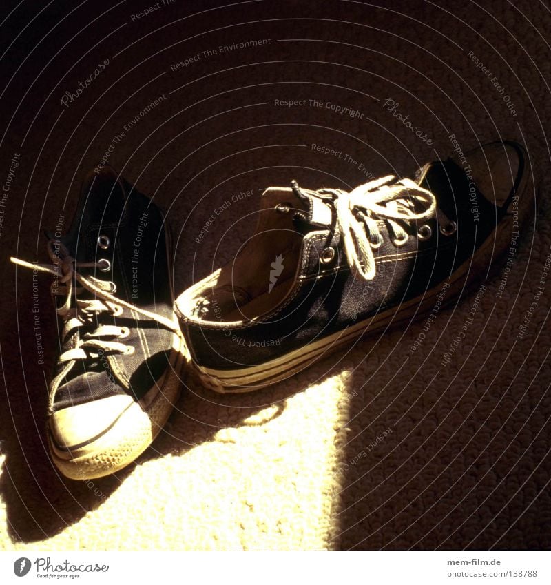 sneakers Turnschuh Schuhe schwarz weiß Licht Schuhbänder getragen springen Stil Freizeit & Hobby Schatten second hand alt used Basketball