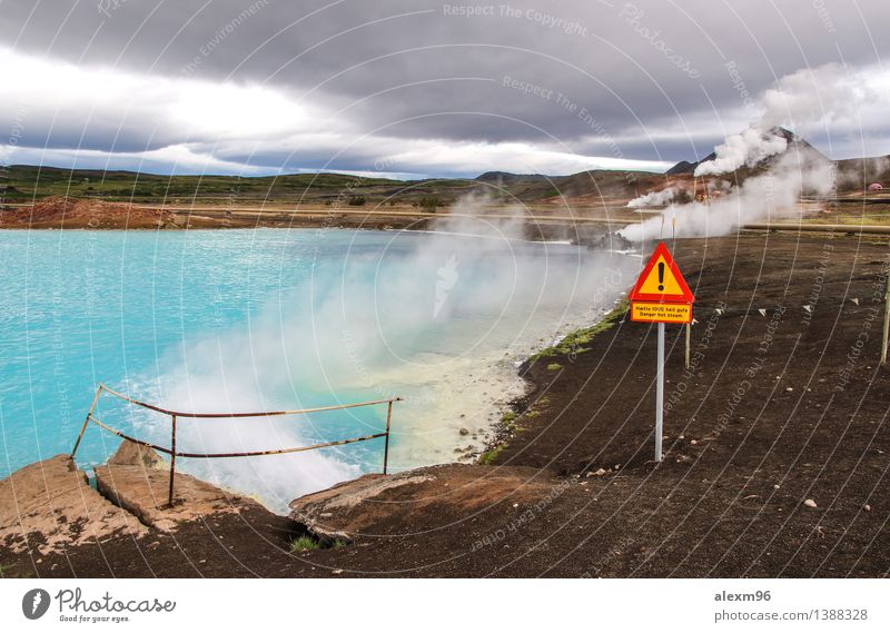 Dangerous blue hot spring in Iceland with sign Umwelt Natur Erde Feuer Wasser Wassertropfen Sommer Sturm Hügel Felsen Vulkan bizarr Wasserdampf türkis gefahr