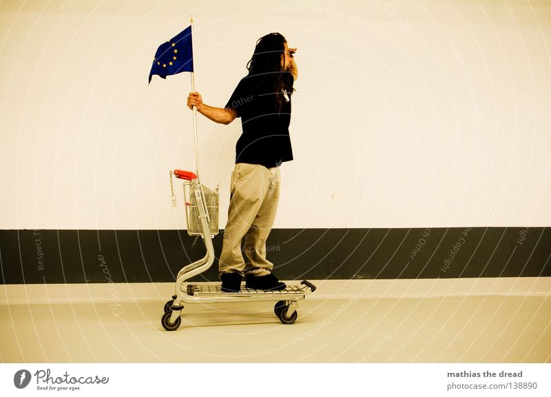 EU WIR KOMMEN! Raum Parkdeck Garage fahren Fahne Europa Bündnis gelb Blick Suche Streifen Politik & Staat Grenze Mitglied Lissabon Nizza Straßburg kaufen