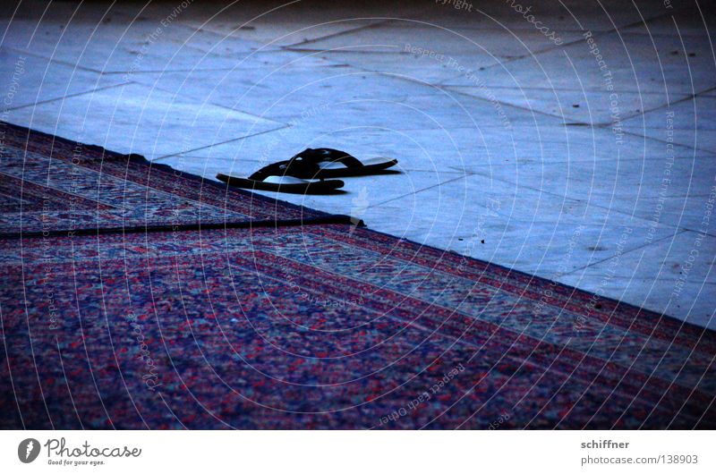 Latschen Schlappen Schuhe Flipflops entkleiden Granit Gebet Islam Moschee Freitagsgebet Teppich Perserkatze saugen Wahrzeichen Denkmal Schlurfer Zehkneifer