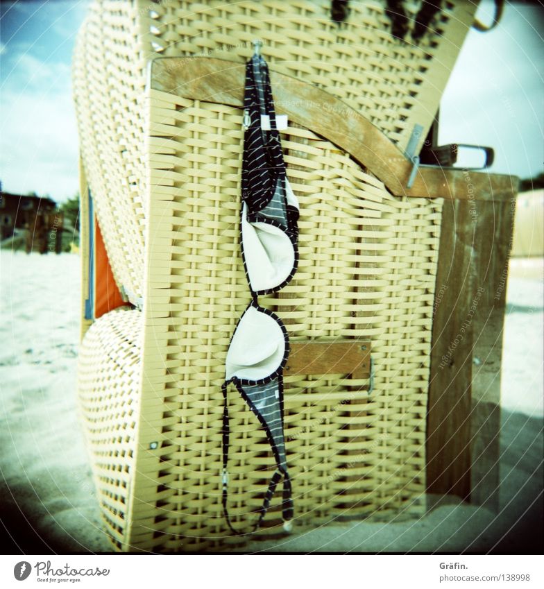 Elefantensonnenbrille Bikini BH Top vergessen hängen aufhängen netzartig Korb Badebekleidung Bekleidung Strand Meer Sommer Sonne Holga Mittelformat Sandstrand