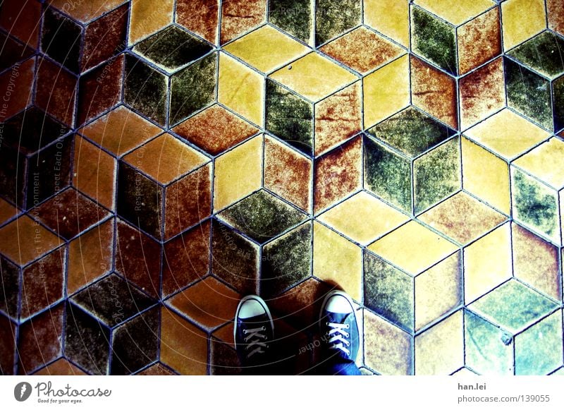 Cubes Fuß Hose Schuhe stehen unten Perspektive Chucks Schuhbänder Bodenbelag fließen dreidimensional Würfel altmodisch Fuge Detailaufnahme Muster