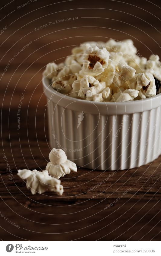 Popcorn to go Lebensmittel Dessert Süßwaren Ernährung Essen Stimmung Popkorn Mais aufgepoppt Schalen & Schüsseln dunkel Snack Kino lecker süß salzig Zucker