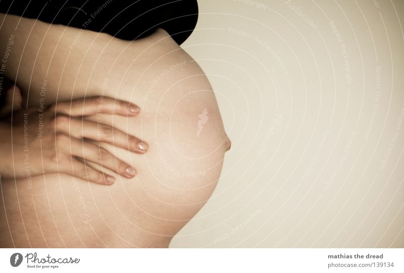 HALLO BABY Frau Babybauch schwanger Nachkommen Mutter Schutz Wohnung Lebensraum umschließen heizen Geborgenheit Gefühle treten Fußtritt schwer groß rund wichtig