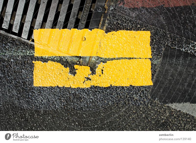 Fahrbahnmarkierung Gully Baustelle Barriere Bauarbeiter Etikett gelb signalgelb Information Mitteilung Verkehrswege Kommunizieren Schilder & Markierungen Straße