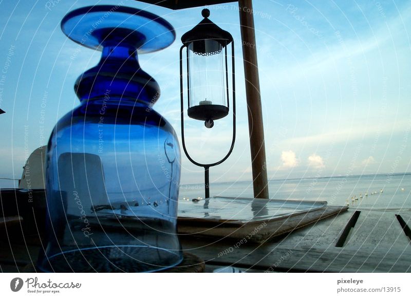 Stilleben auf Bali Strand Tisch Lampe Meer Himmel Glas Wasser