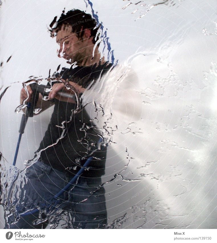 Waschtag Farbfoto Mann Erwachsene Wasser Wassertropfen PKW Reinigen frisch nass Sauberkeit blau grau schwarz weiß Wäsche Kerl Autowaschanlage Fensterscheibe