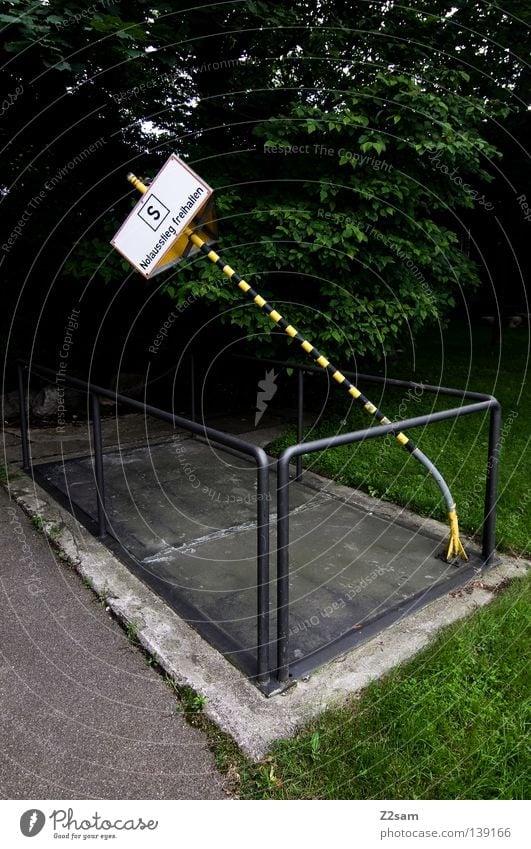 SCHRÄGLAGE stehen Verkehr gelb Schacht geschlossen Barriere Wiese grün Kraft Straßennamenschild Hinweisschild Schilder & Markierungen Respekt street Geländer