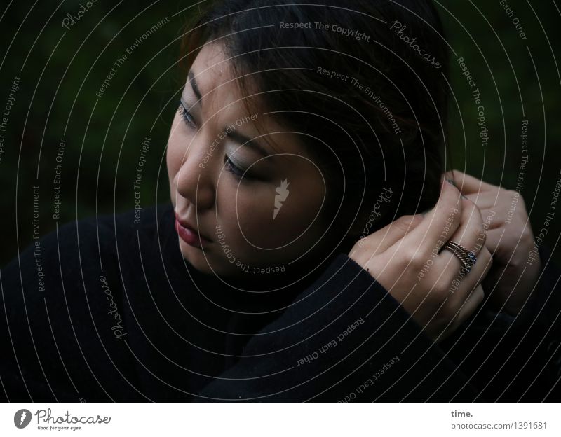 Frau im Halbdunkel, sich einen Zopf bindend feminin Gesicht Hand 1 Mensch Ring schwarzhaarig langhaarig festhalten ästhetisch schön Wachsamkeit Gelassenheit