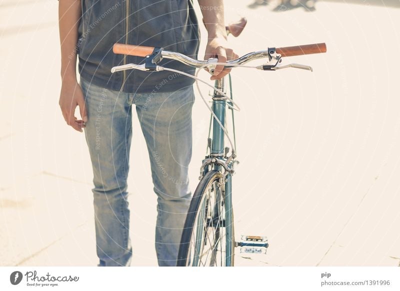 rädle Mensch Junger Mann Jugendliche Arme Hand Beine 1 Fahrrad speedbike Rennrad Coolness Mobilität Fahrradfahren retro altehrwürdig klassisch ökologisch