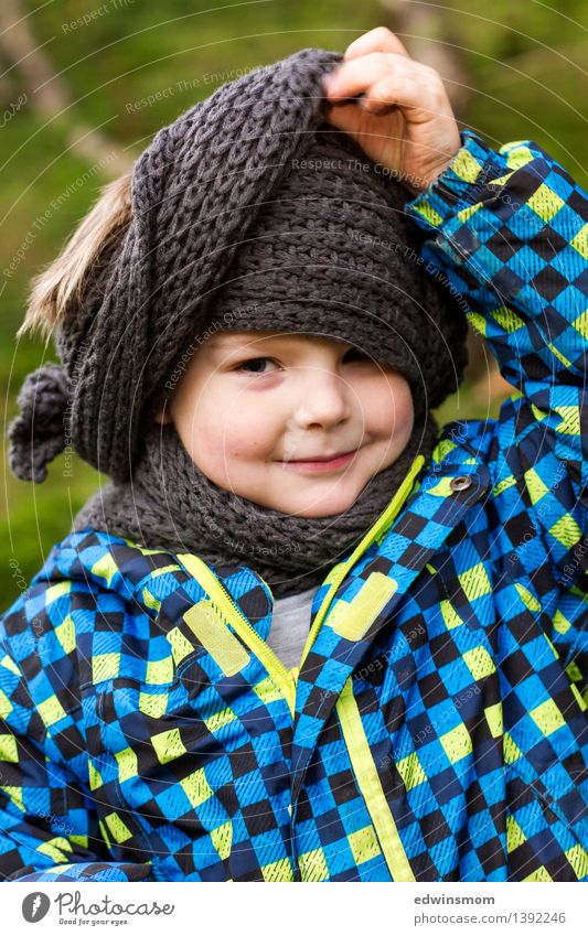 Papas Schal maskulin Kind Junge Kindheit Gesicht 1 Mensch 3-8 Jahre Herbst Jacke Accessoire kurzhaarig gebrauchen festhalten Lächeln Blick stehen Coolness