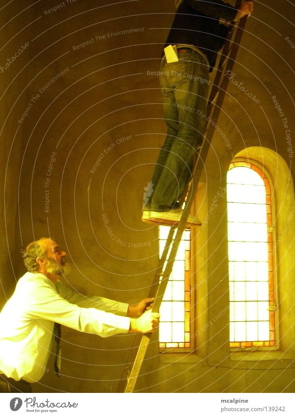 Hoch hinaus Südafrika Mensch gelb Stimmung Licht weiß Fenster Gotteshäuser Konzentration Farbe Religion & Glaube Church Leiter Ladder Dad Sonne Wärme