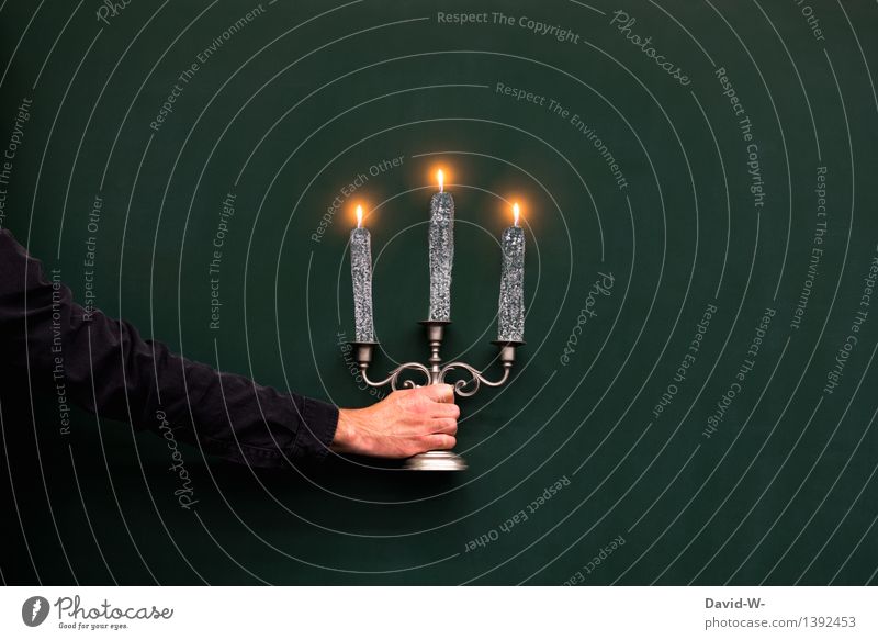 Kreativität - ein Mann hält einen Kerzenständer aus selbstgemalten Kerzen Hand leuchten brennen kreativität zeichnung erleuchtung dunkel düster Wegweiser