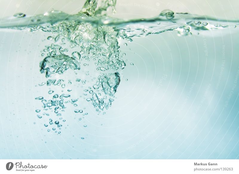 Luftblasen im Wasser Wellen nass Wasserlinie Aquarium leer Makroaufnahme Nahaufnahme Blase Mineralwasser querschnitt Klarheit surchsichtig wasserkante