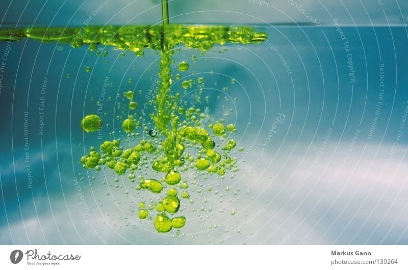 Öl in Wasser nass Wasserlinie Aquarium leer grün gelb Licht Makroaufnahme Nahaufnahme Erdöl Blase Mineralwasser querschnitt Klarheit surchsichtig wasserkante
