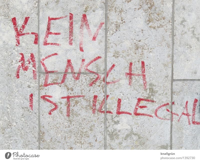 KEIN MENSCH IST ILLEGAL Mauer Wand Fassade Schriftzeichen Graffiti Kommunizieren Stadt braun rot weiß Gefühle Stimmung Akzeptanz loyal Mitgefühl friedlich