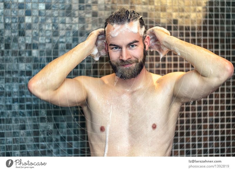 Bärtiger Mann, der sein Haar wäscht Lifestyle Körperpflege Haut Gesundheitswesen Behandlung Bad Erwachsene Vollbart Behaarung Lächeln Freundlichkeit nackt
