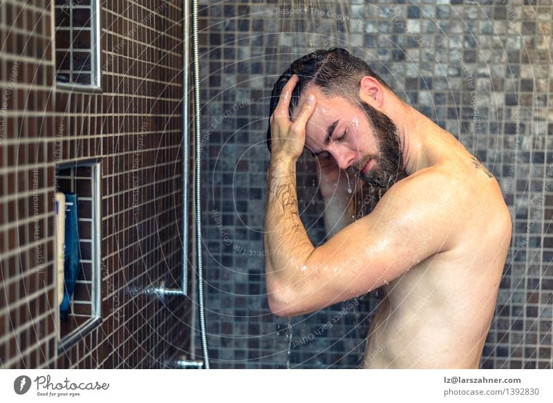 Junger bärtiger Mann, der sein Haar wäscht Körperpflege Gesundheitswesen Bad Erwachsene Vollbart Behaarung nackt Sauberkeit Baden Pflege Reinlichkeit zugeklappt