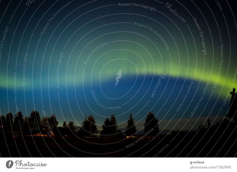 Polarlichter Umwelt Natur Himmel Horizont blau grün Silhouette Dorf Nordlicht Schweden Langzeitbelichtung dunkel bezaubernd außergewöhnlich einzigartig schön