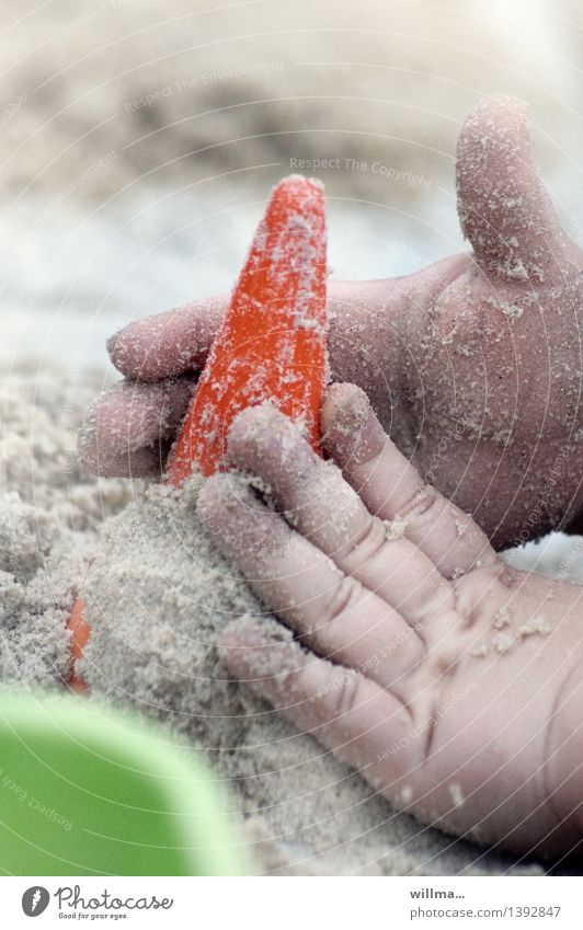 Backe backe Kuchen - Kind spielt mit Sandform im Sand Kindererziehung Kleinkind Hand Kinderhand Finger niedlich Sandspielzeug Sandburg Sandkasten Sandstrand