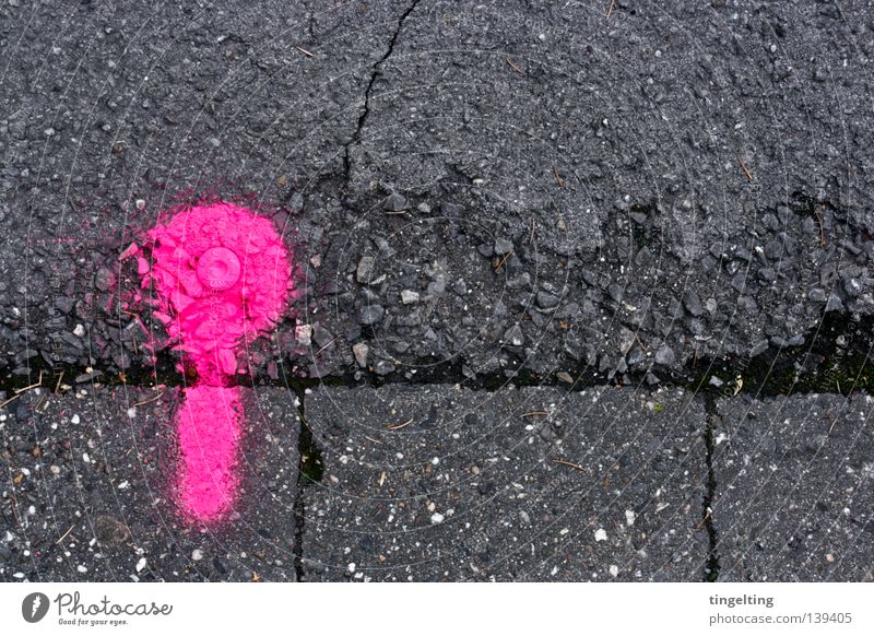 GRENZ.::.PUNKT Beton Bürgersteig grün dunkelgrün grau rosa Neonlicht gesprüht Spray rund spritzen Fleck Farbe Bodenbelag Riss Stein Straße neonpink