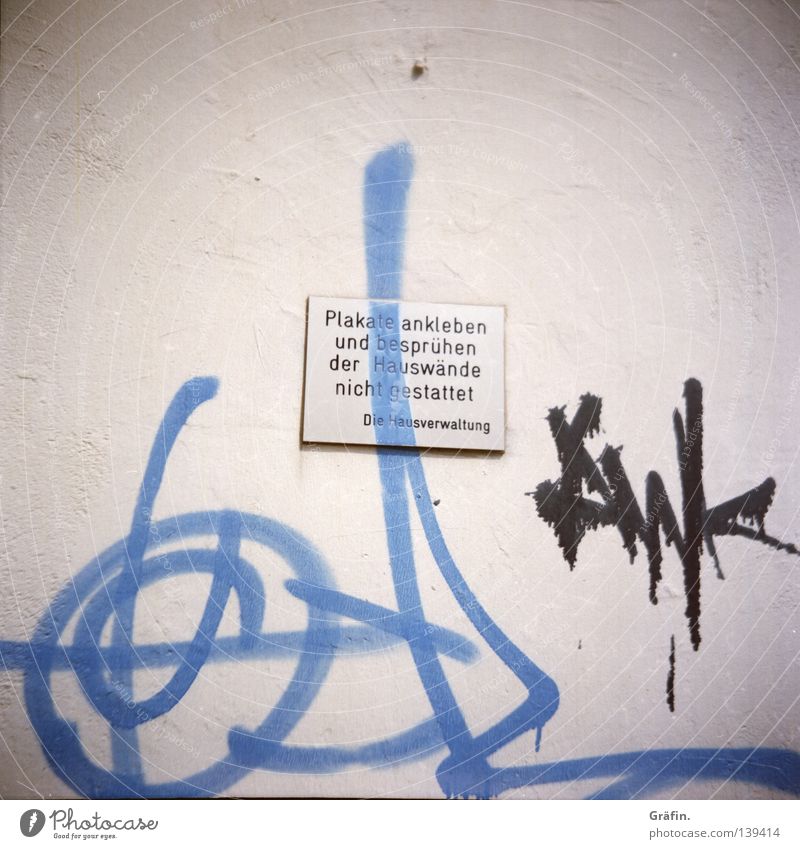 Mißverständnis hässlich sprühen Tagger Spray dreckig Wand Putz streichen Sauberkeit zerstören schwarz Vandalismus Verachtung provokant angemalt Sprühdose