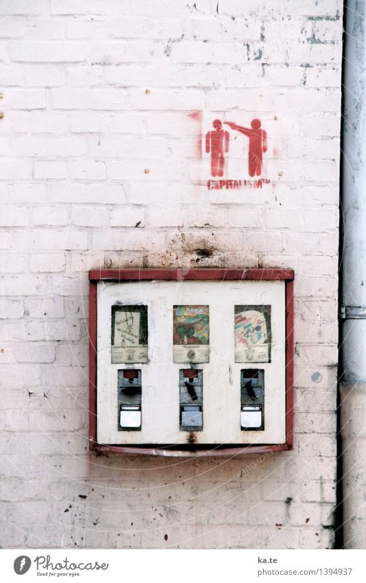 Hauswand Mauer Wand Graffiti bezahlen bedrohlich retro grau rot weiß Vorfreude Todesangst Geld genießen Nostalgie Kaugummiautomat Gedeckte Farben Außenaufnahme