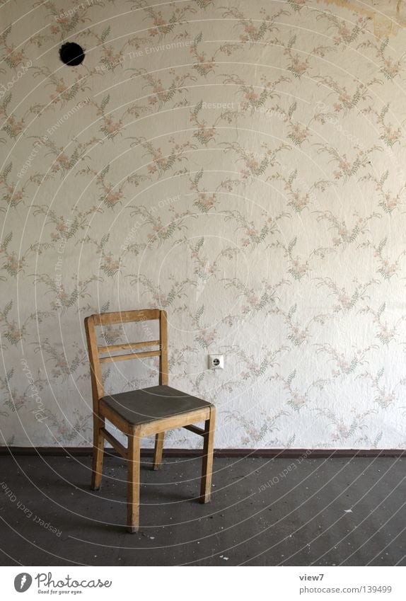 Steckdose Holz Wand Tapete vergessen Einsamkeit Material retro Anschluss Möbel Sitzgelegenheit gebraucht Linoleum Bodenbelag Muster Ofenrohr Durchbruch